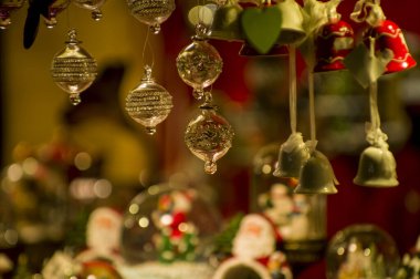 Vitrin, ahşap ve seramik Noel hediyeleriyle bir dükkanda Advent Bazaar Stalls. Yılbaşı tatilinde kış sokağı gece pazarında ağaç için yapılan şenlikli süslemeleri kapatın. Aydınlatılmış açık büfe