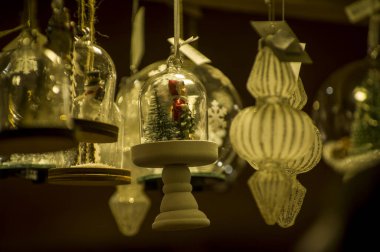 Vitrin, ahşap ve seramik Noel hediyeleriyle bir dükkanda Advent Bazaar Stalls. Yılbaşı tatilinde kış sokağı gece pazarında ağaç için yapılan şenlikli süslemeleri kapatın. Aydınlatılmış açık büfe