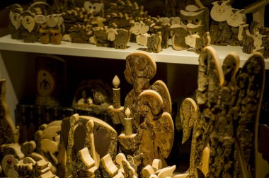 Vitrin, ahşap ve seramik Noel hediyeleriyle bir dükkanda Advent Bazaar Stalls. Yılbaşı tatilinde kış sokağı gece pazarında ağaç için yapılan şenlikli süslemeleri kapatın. Aydınlatılmış açık büfe