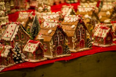 Vitrin, ahşap ve seramik Noel hediyeleriyle bir dükkanda Advent Bazaar Stalls. Yılbaşı tatilinde kış sokağı gece pazarında ağaç için yapılan şenlikli süslemeleri kapatın. Aydınlatılmış açık büfe