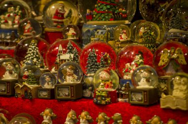 Vitrin, ahşap ve seramik Noel hediyeleriyle bir dükkanda Advent Bazaar Stalls. Yılbaşı tatilinde kış sokağı gece pazarında ağaç için yapılan şenlikli süslemeleri kapatın. Aydınlatılmış açık büfe