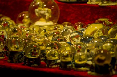 Vitrin, ahşap ve seramik Noel hediyeleriyle bir dükkanda Advent Bazaar Stalls. Yılbaşı tatilinde kış sokağı gece pazarında ağaç için yapılan şenlikli süslemeleri kapatın. Aydınlatılmış açık büfe