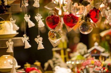 Vitrin, ahşap ve seramik Noel hediyeleriyle bir dükkanda Advent Bazaar Stalls. Yılbaşı tatilinde kış sokağı gece pazarında ağaç için yapılan şenlikli süslemeleri kapatın. Aydınlatılmış açık büfe