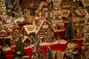 Vitrin, ahşap ve seramik Noel hediyeleriyle bir dükkanda Advent Bazaar Stalls. Yılbaşı tatilinde kış sokağı gece pazarında ağaç için yapılan şenlikli süslemeleri kapatın. Aydınlatılmış açık büfe