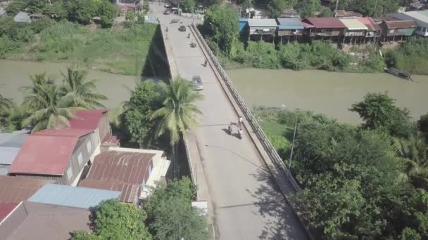 Légi Statikus Kilátás Forgalom Áthaladó Egy Kis Híd Vidéken — Stock videók