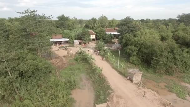 Volare Verso Costruzione Del Villaggio Stradale Nella Zona Rurale — Video Stock