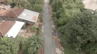 Yol köyünün inşaatının insansız hava aracı görüntüleri. Yeni asfalt yüzeyi yüklendi
