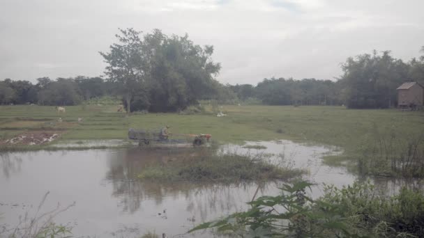 Кампонг Камбоджа 2018 Фермер Управляющий Двухколесным Трактором Через Затопленное Поле — стоковое видео