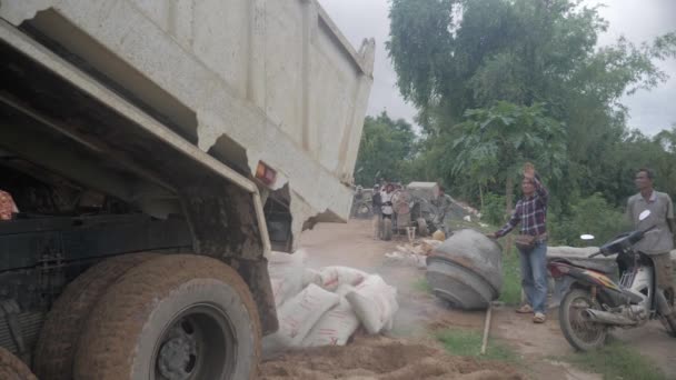 Kampong Kambodja 2018 Närbild Lastbil Lossning Cementpåsar Byggarbetsplatsen — Stockvideo