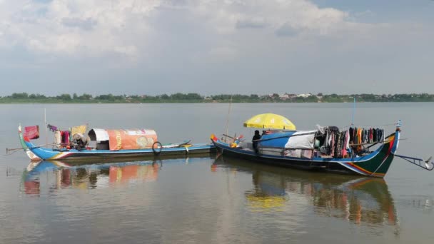 Kampong Cham Kambodscha 2019 Zwei Fischerboote Auf Dem Mekong — Stockvideo