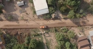  Yolun inşaatında sabit buharlı silindirin yanından geçen bir kamyona bakıyordum. 