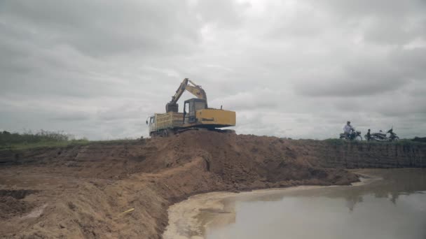Kampong Camboja 2019 Escavadeira Que Carrega Terra Pequeno Caminhão Próximo — Vídeo de Stock
