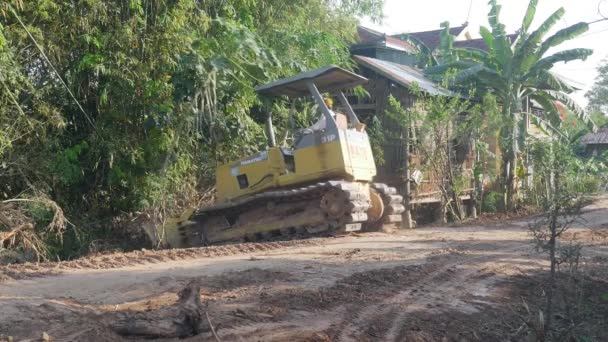 Kampong Kamboçya 2019 Kökleri Yerden Çıkana Kadar Ağaç Kütüğünü Itmek — Stok video