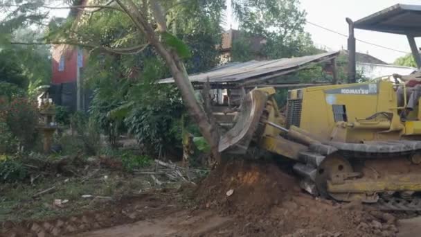 Kampong Camboja 2019 Pequeno Bulldozer Removendo Tocos Árvores Estrada Terra — Vídeo de Stock
