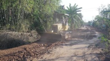 Kampong - Kamboçya - 03 - 12 - 2019: küçük buldozer iterek toprağı hareket ettiriyor )