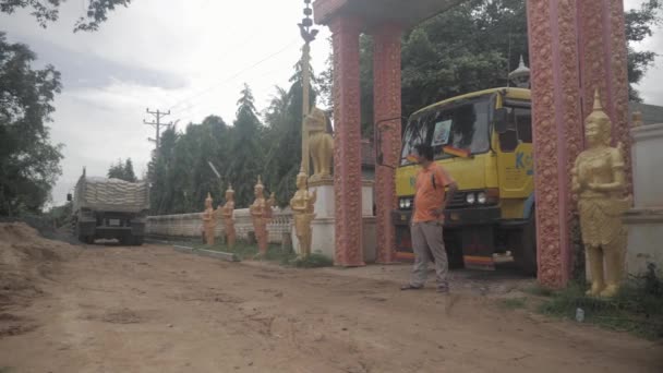 Kampong Camboya 2018 Vista Trasera Camión Cargado Con Bolsas Cemento — Vídeos de Stock