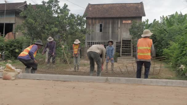 Kampong Kambodja 2018 Arbetare Som Transporterar Stålgaller Som Används Asfalterade — Stockvideo