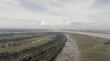 Şiddetli yağmurların ülkenin büyük bir kısmını vurması ve pek çok köy ve tarım bölgesinde sele yol açması sonrasında Mekong 'daki yükselen su seviyelerinin insansız hava aracı görüntüsü çekilmesi 