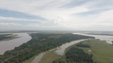 Şiddetli yağmurların ülkenin büyük bir kısmını vurması ve tarımsal alanlarda sele yol açması sonrasında Mekong 'daki yükselen su seviyelerinin insansız hava aracı çekimleri