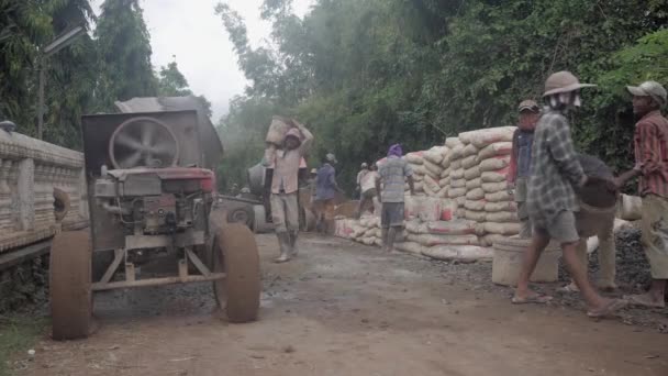 Kampong Cambodja 2018 Groep Arbeiders Stopt Zand Grind Een Cementmixer — Stockvideo