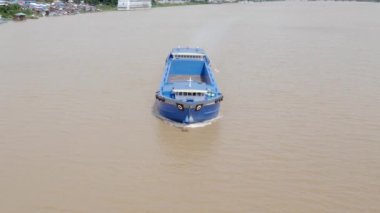 Phnom Penh - Kamboçya - 7 - 09 - 2021; Mekong nehri üzerinde boş bir mavna.