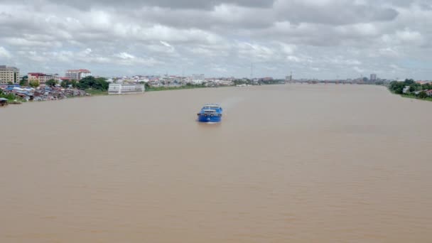 메콩강을 항해하는 바지선 프놈펜을 배경으로 — 비디오