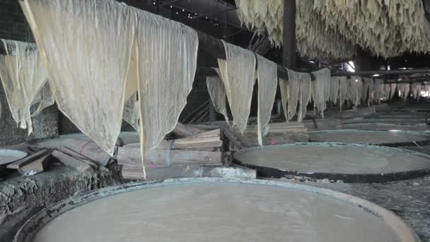 Gotowanie Mleka Sojowego Miedzianych Patelniach Łagodnym Ogniu Warsztacie Arkusze Yuby — Wideo stockowe