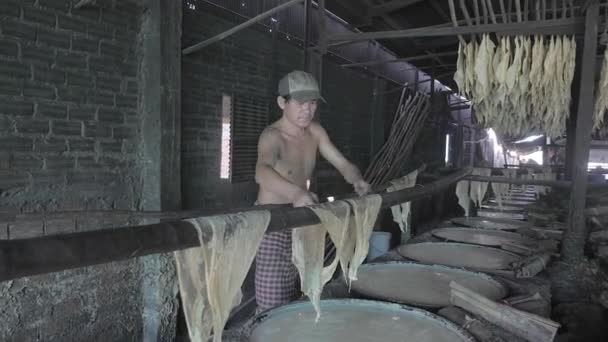 Phnom Penh Camboya 2021 Trabajador Colgando Delgadas Hojas Yuba Través — Vídeos de Stock
