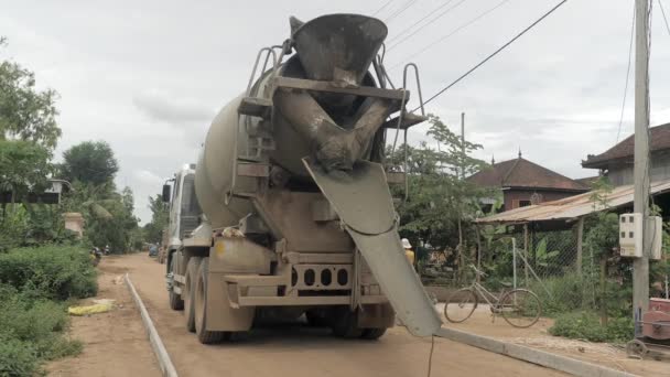 Kampong Cambodja 2018 Achteraanzicht Van Een Cementtruck Roteren Zijn Trommel — Stockvideo