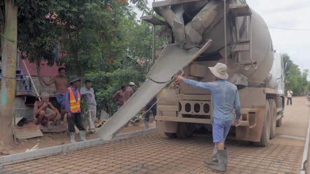 Kampong Cambodja 2018 Het Tijd Het Beton Uit Cementtruck Gieten — Stockvideo