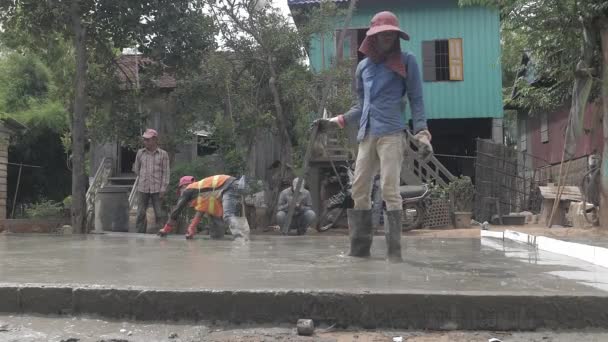Кампонг Камбоджа 2018 Рабочие Экранируют Поверхность Означает Проталкивание Длинных Досок — стоковое видео