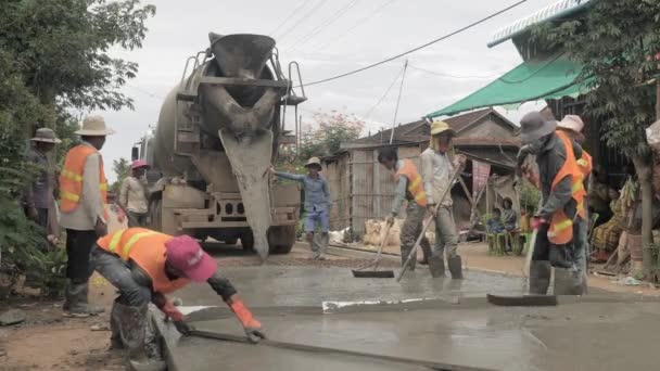 Kampong Cambodia 2018 Worker Screed Surface Which Means Pushing Long — Stock Video