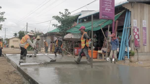 Kampong Cambodja 2018 Werknemers Gladstrijken Verplaatsen Het Beton Zoals Het — Stockvideo