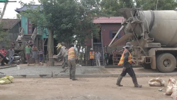 柬埔寨 柬埔寨 2018 当混凝土浇注时 要使其平整并移动 以防止气囊 并确保在搅拌机水泥卡车转动滚筒时表面均匀 这将使其内容物保持良好的混合状态 — 图库视频影像