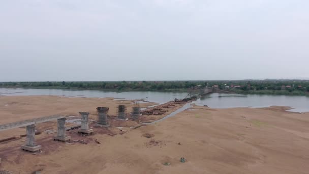 Flygfoto Över Bron Som Uppförande Sandbank Mekongfloden — Stockvideo