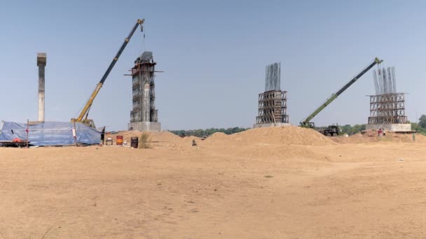 Colocación Viga Acero Columna Del Muelle Banco Arena Río Mekong — Vídeos de Stock