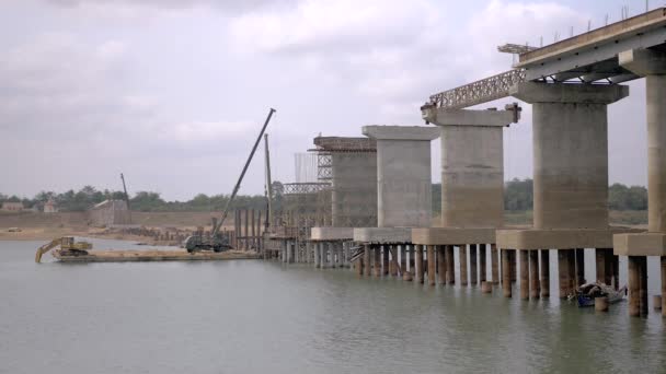 Uitzicht Vanaf Rivieroever Stalen Buis Die Rivierbedding Wordt Geboord Voor — Stockvideo