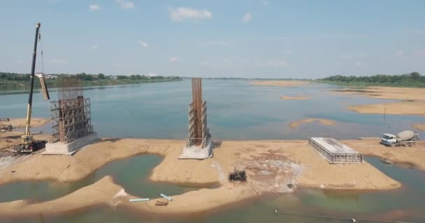 用起重机卡车将新大桥组装成段从水中吊上来的空中滑块弹射向 — 图库视频影像
