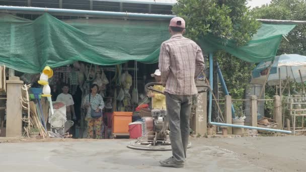 Kampong Kambodzsa 2018 Közelkép Egy Munkásról Aki Betonburkolat Fényesítésére Szolgáló — Stock videók