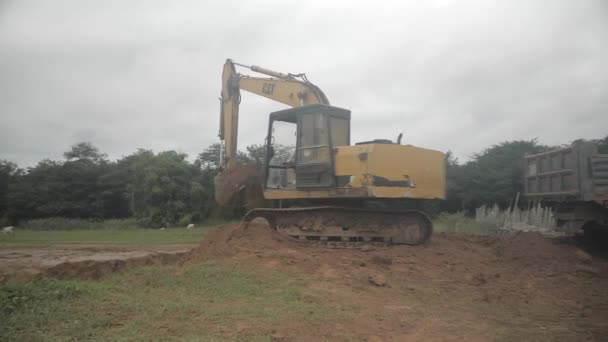 Kampong Camboja 2019 Vista Lateral Uma Escavadeira Que Carrega Terra — Vídeo de Stock