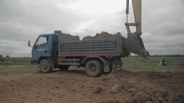 Kampong Camboya 2019 Excavadora Con Cubo Empujando Pequeño Camión Lleno — Vídeos de Stock