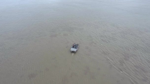 Vue Aérienne Petit Ferry Avec Passagers Motos Traversant Mékong — Video