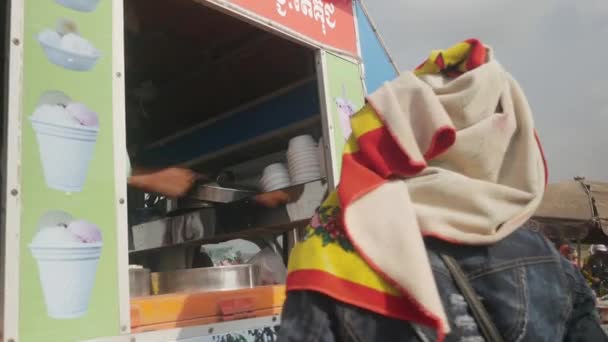カンポン カンボジア 2018 フードトラックからアイスクリームを注文する小さな毛布で頭を覆う人のクローズアップ — ストック動画