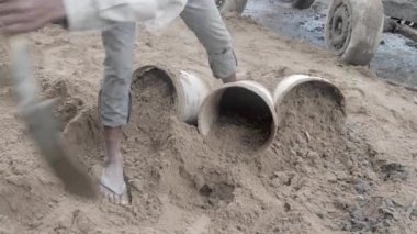 Kum bir kova içine koymak için bir kürek kullanarak (yakın)