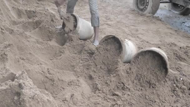 Using Shovel Put Sand Bucket Close — Stock Video