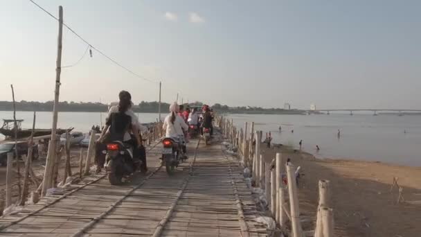 Kampong Kambodscha 2017 Stau Auf Der Bambusbrücke Motorräder Autos Und — Stockvideo