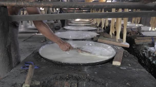 Soya Fasulyesinden Yapılmış Tofu Derisi Şçiler Soya Sütü Kaynarken Sıvı — Stok video