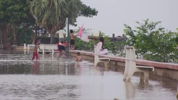 Кампонг Камбоджа Октябрь 2013 Года Подъем Уровня Воды Реке Затопленной — стоковое видео