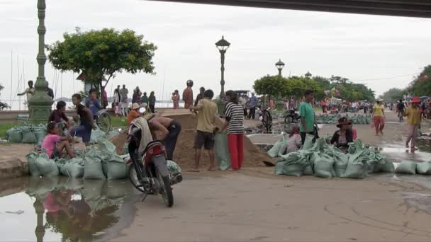 Кампонг Камбоджа Жовтень 2013 Року Добровольці Наповнюють Мішки Піском Вулиці — стокове відео