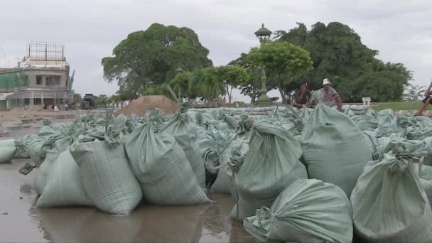 Kampong Kambodža Říjen 2013 Pytle Písek Pro Ochranu Před Povodněmi — Stock video